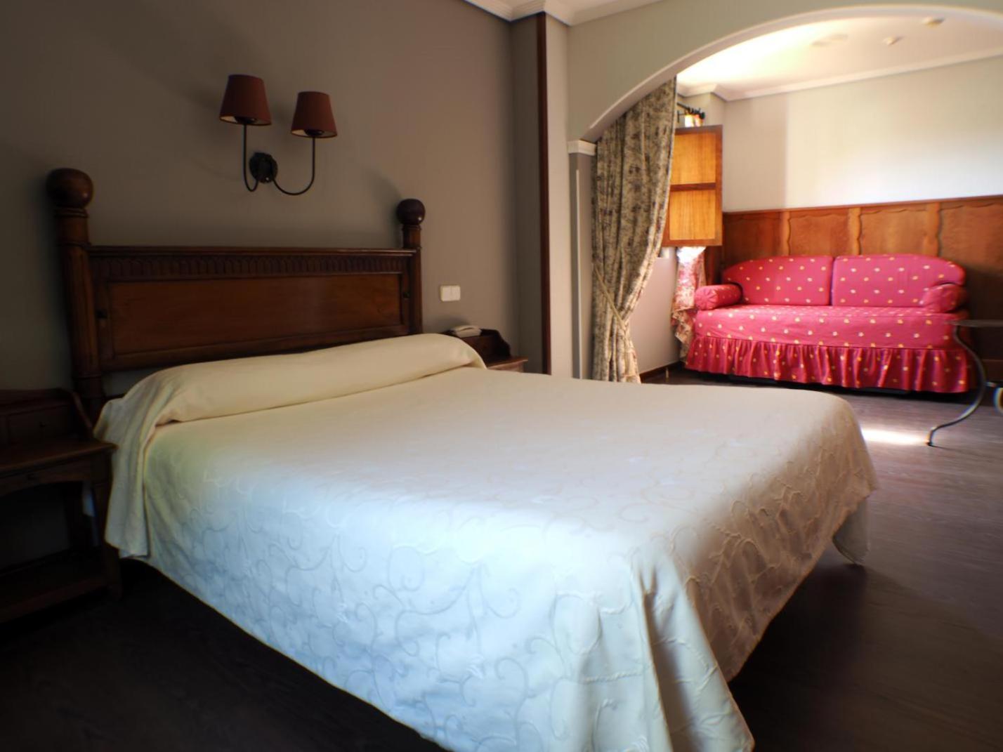 Hotel Комільяс Екстер'єр фото