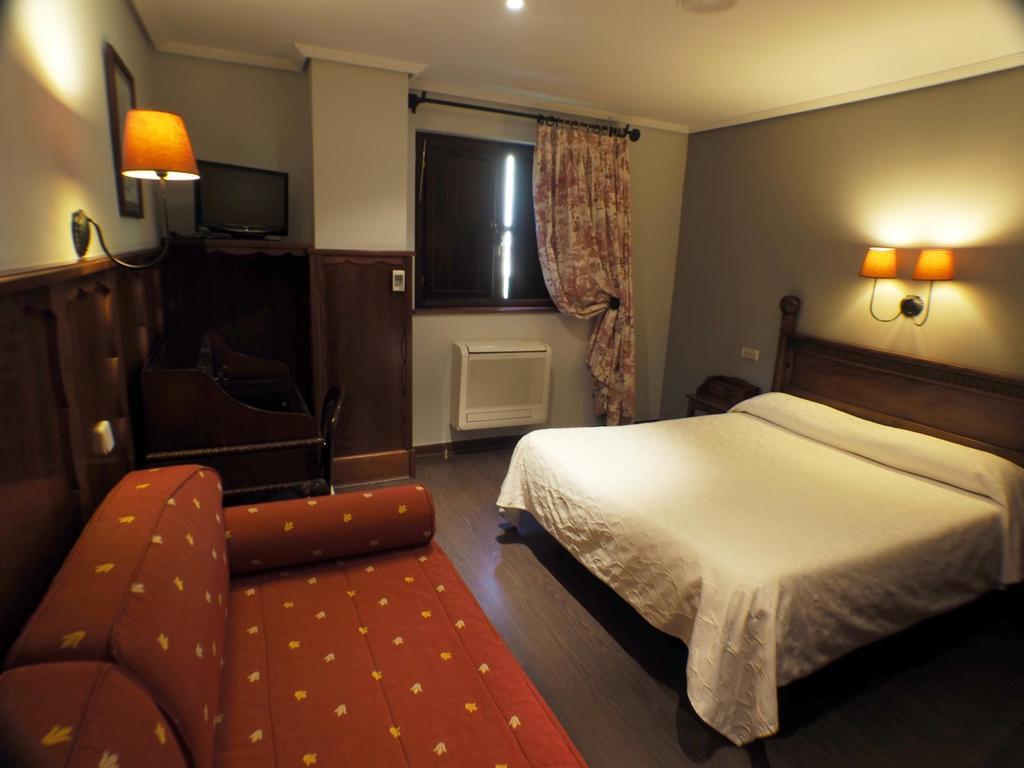 Hotel Комільяс Екстер'єр фото